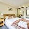 Grassmarket Apartment with Castle View