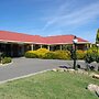 Pines Country Club Motor Inn