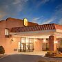 Super 8 by Wyndham Metropolis