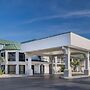 Days Inn & Suites by Wyndham Savannah Midtown