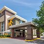 La Quinta Inn & Suites by Wyndham Dallas I-35 Walnut Hill Ln