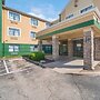 HomeTowne Studios by Red Roof St. Louis - Airport/ N Lindbergh