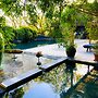 Shangri-La Country Hotel