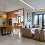 Breeze Blows City View 5 Br Heated Pool and a Billiard