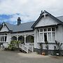 The White Elephant Accommodation - Hostel