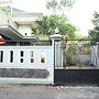 OYO Life 93045 Kost Putra Bu Ketut