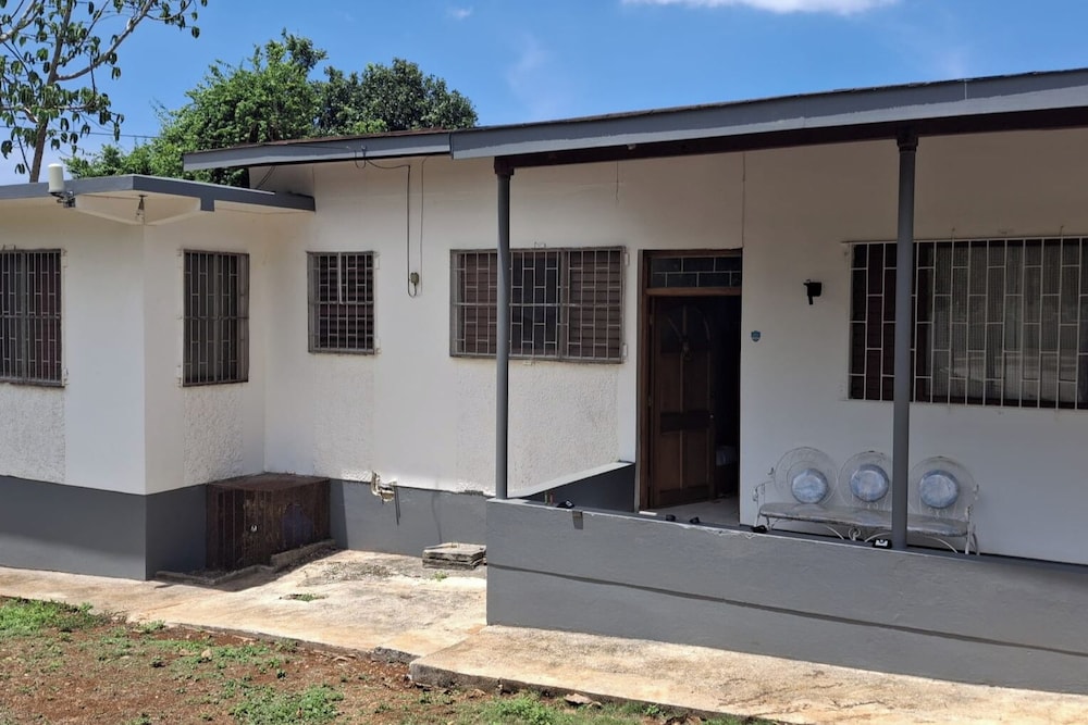 Healing 3-bed Retreat - Sleeps 4, Hot Tub & Pool