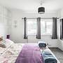 Come & Unwind in Charming 5 Bed House in Blackburn