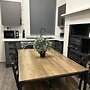5-bed Apartment in Altrincham Near Airport