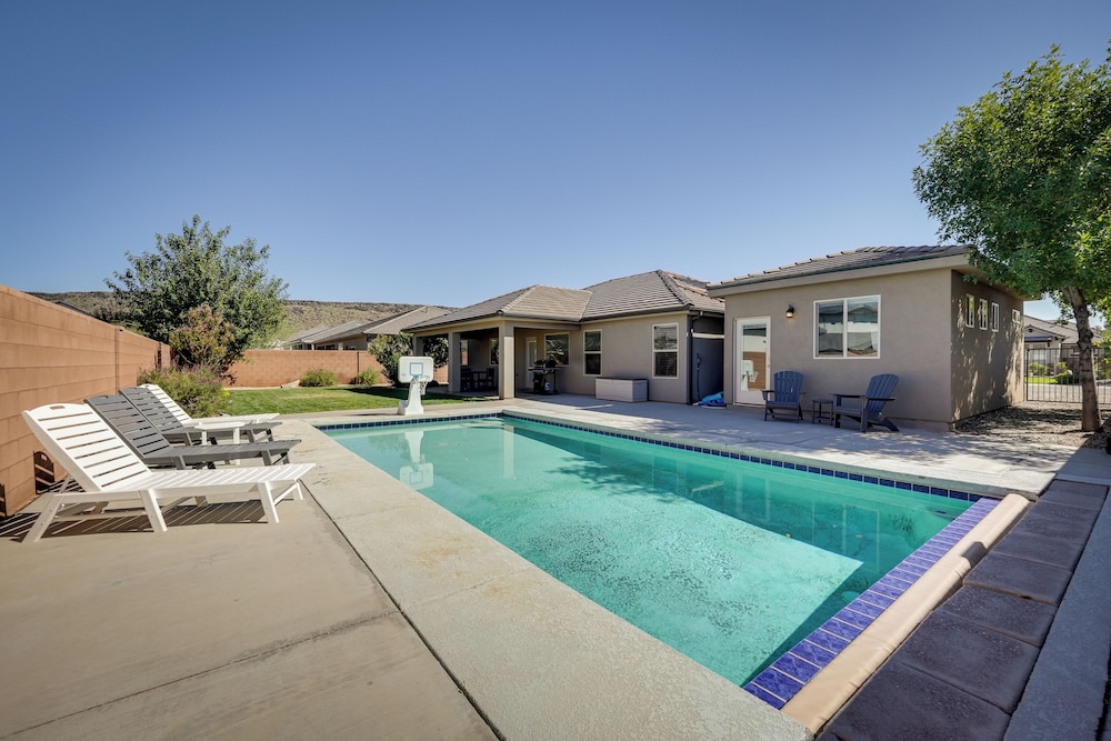 Hurricane Getaway w/ Private Pool, Mtn Views!