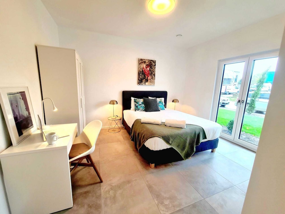 Spacious & Luxurious 5 bedrooms House