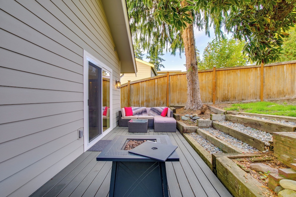 Private Yard & Fire Pit! Modern Kirkland Abode