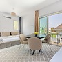Sanders Cruise - Elegant Studio Apt With Balcony