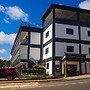 Crown Royale Hotel & Lounge