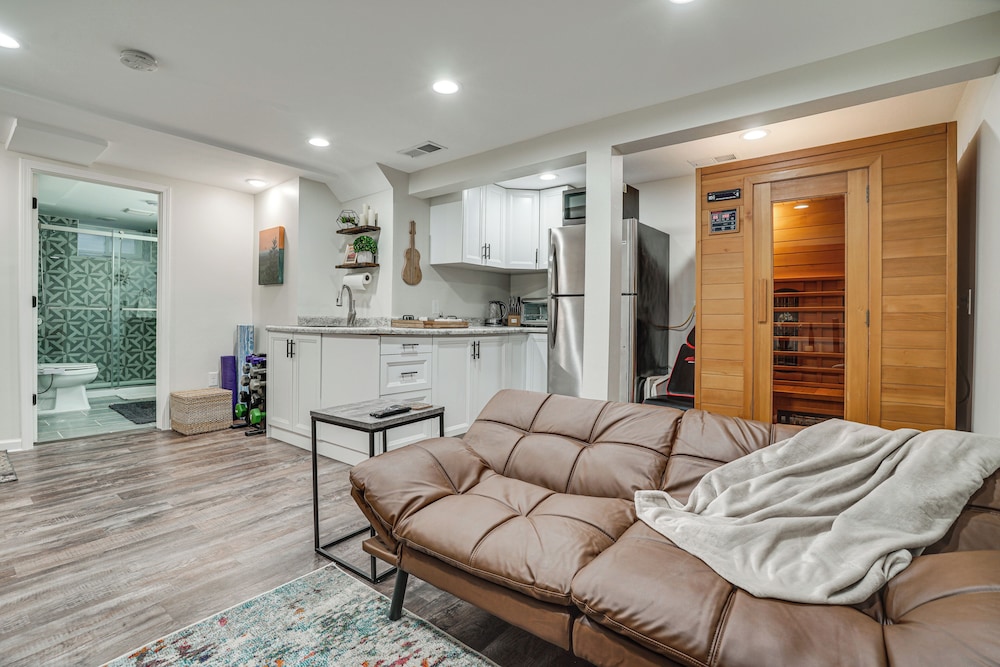 Chic Minneapolis Apt - 6 Blocks to Lake Nokomis!