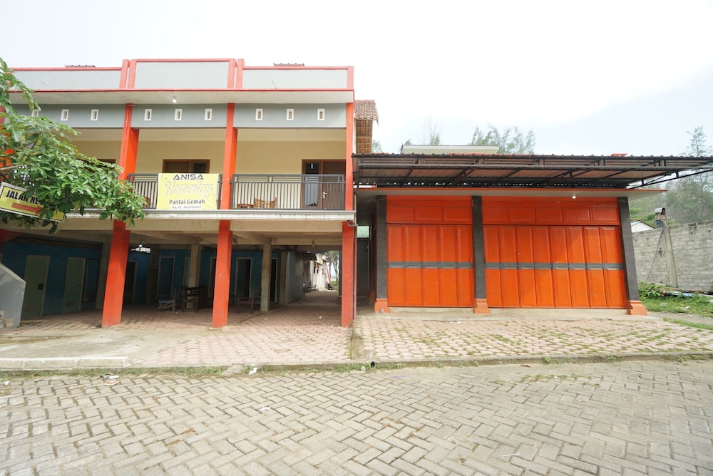 SPOT ON 93620 Anisa Homestay Syariah Near Pantai Gemah Tulungaggung