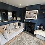 3 Bed Home - Sleeps 6, Garden, Pets and Very Central