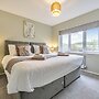 2 Bed House - Sleeps 4 - Garden - Parking - Wifi