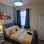House - Sleeps 4 - Garden - Parking