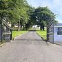 Captivating 2 Bed Apartment in Newhouse