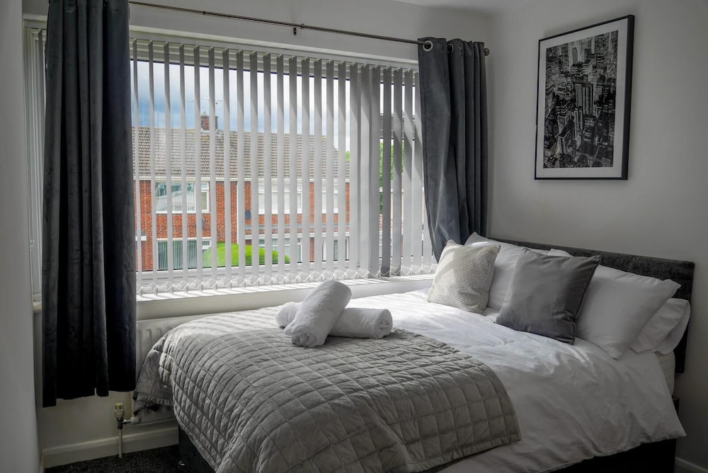 Riverside Retreat - Luxurious 4 Bedroom House