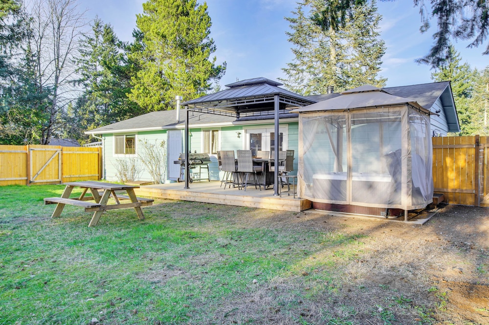 Charming Arlington Home w/ Hot Tub & Fenced Yard!