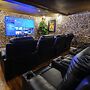 Luxury 2 Bed Manor House Hot Tub Cinema Room Skytv