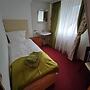Room in Guest Room - Single Room With Shared Bathroom and Kitchen