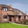 Cosy Cottage in Beautiful South Downs Walk 2 Pub