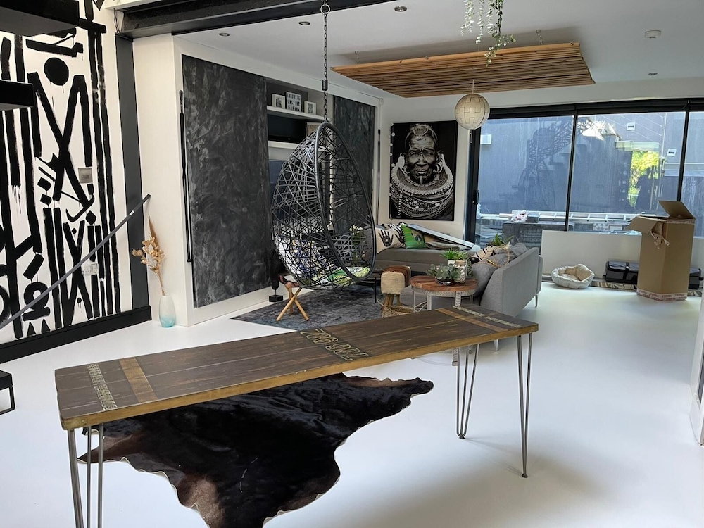 Artsy Retreat - Sleeps 4, Free Parking & Balcony