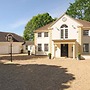 Captivating 5-bed House in Woking
