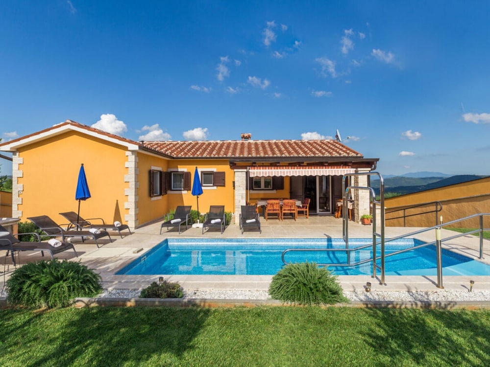 Villa Nataly met Zwembad