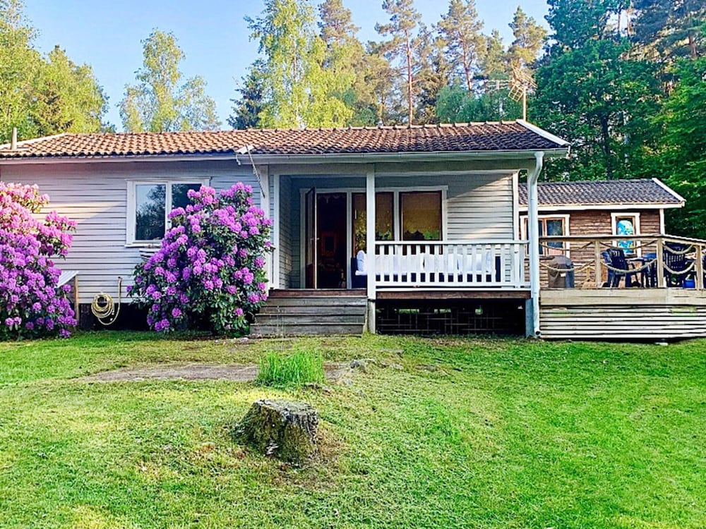 Bright Holiday House by the Lake