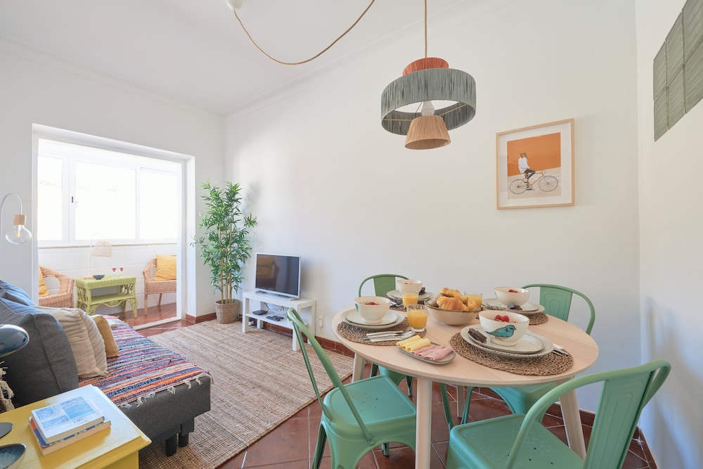 Central & Sunny 2Br Apt Near Beach, By Timecooler