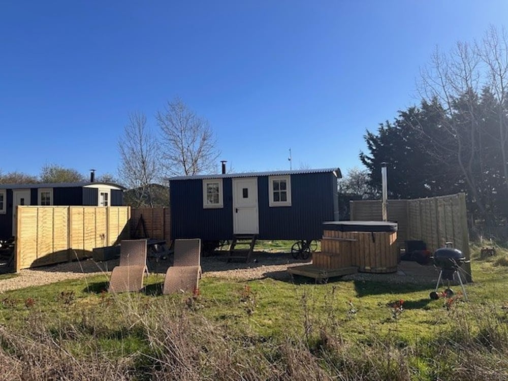 Shepherdshut-hot Tub-cotswolds-petfriendly