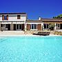 Villa in Provence With Infinity Pool