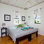 Cayo Loco Getaway: Private Beachfront Haven
