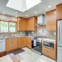 Alameda Studio w/ Patio: 3 Mi to Oakland Coliseum!