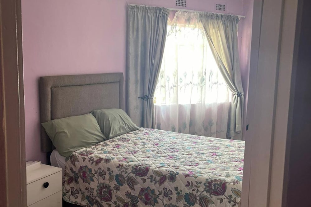 4 Bed Gated House-sleeps 8-private Parking