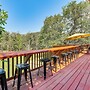 8 Mi to Jacksonville: Oregon Getaway w/ Deck!