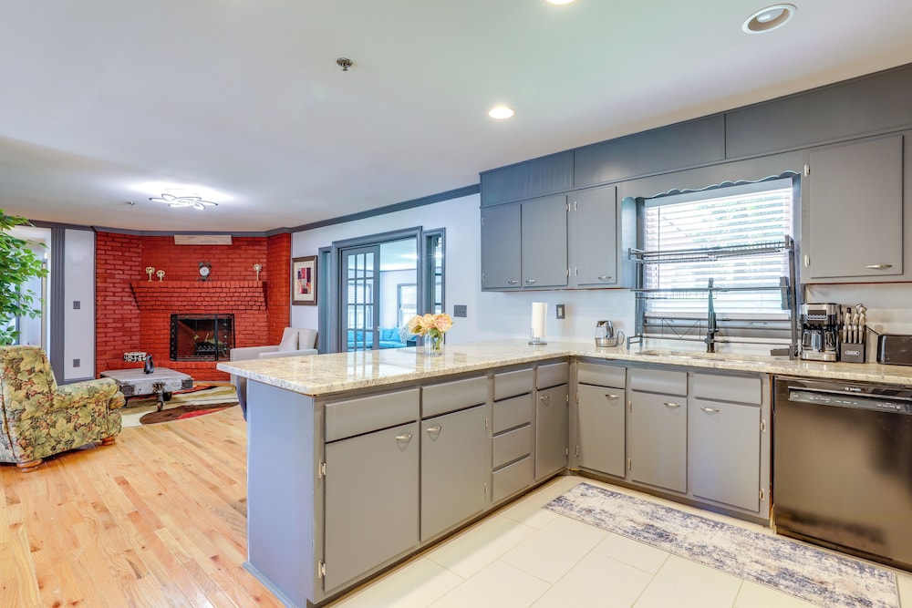 Decatur Apartment ~ 11 Mi to Downtown Atlanta!