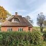 Reetgedecktes Ferienhaus mit Kachelofen