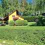 Cottage Overlooking the Lake, Insko