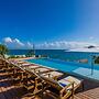 Beachfront Villa w Pool Sleeps 16 Dining Tub