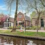 Lodge in Giethoorn With Breakfast