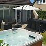 House With Sauna, Outdoor spa and Pedal Boat in Vlagtwedde