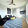 Modern Cozy Unit With King Bed