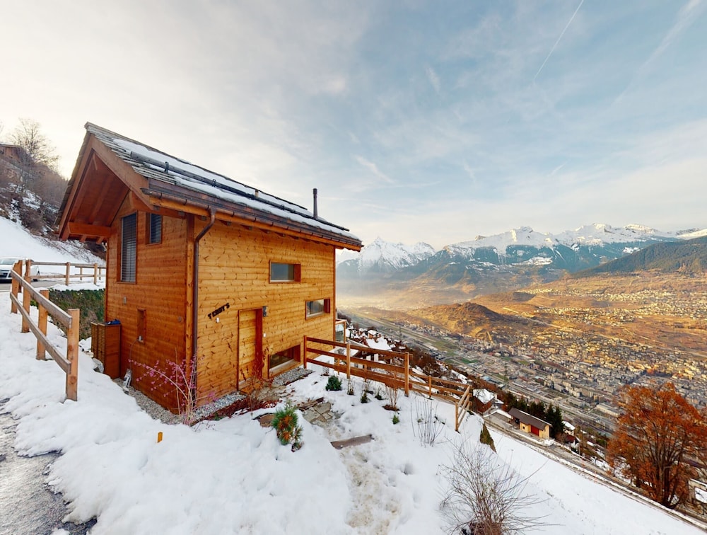 Cozy Chalet Amidst Valley With Balcony