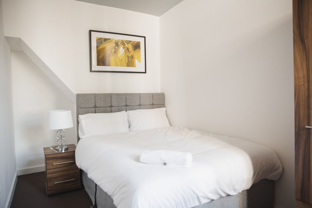 Room in Guest Room - Cheerful Big Room in City