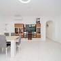 Modern 3-bed Apt, Sleeps 7, 6 Min Walk to Beach